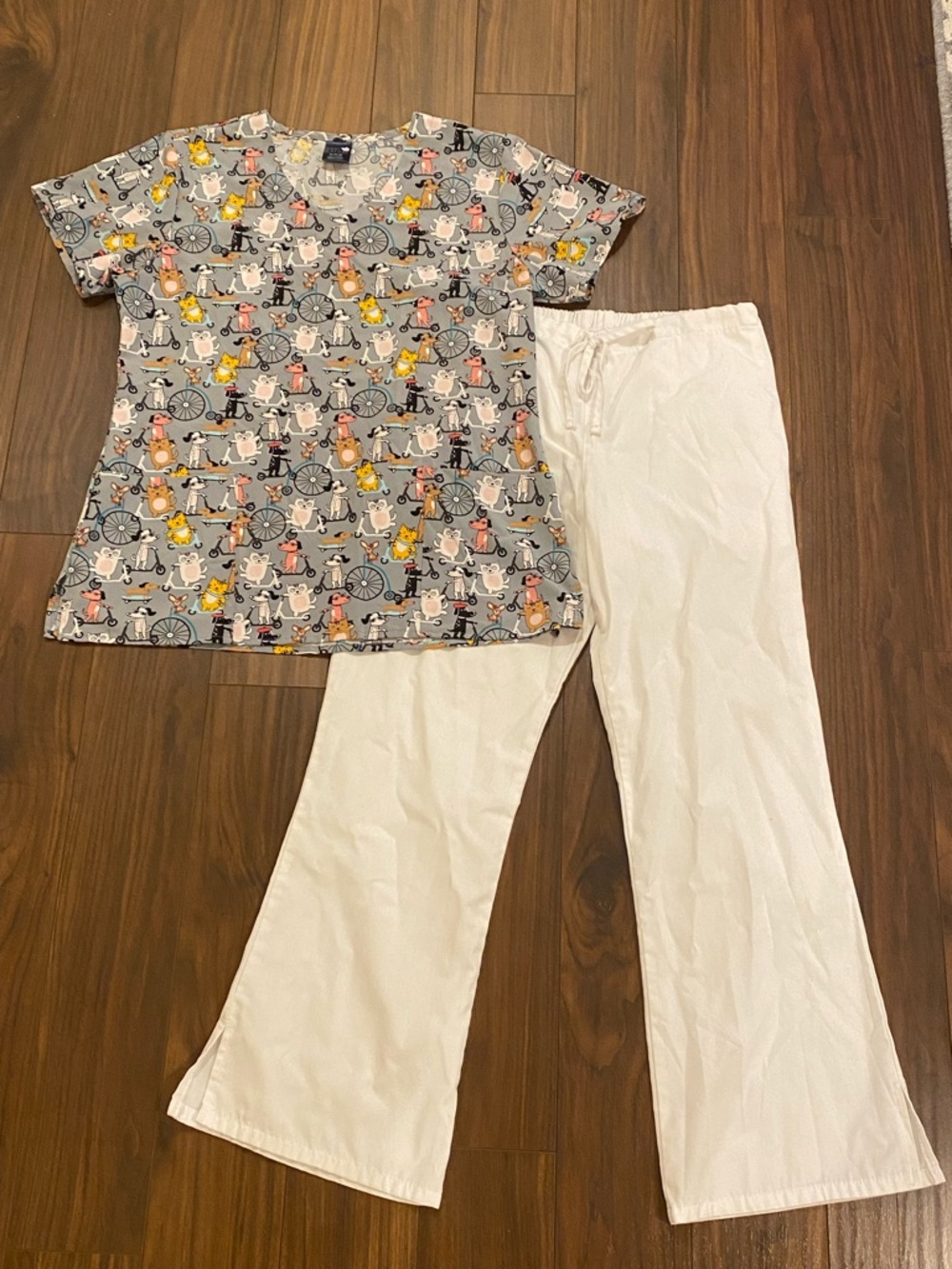 Scrub Set Pets Dogs Cats Animal Print Vet Top & White Pants Size S/M Zoe + Chloe